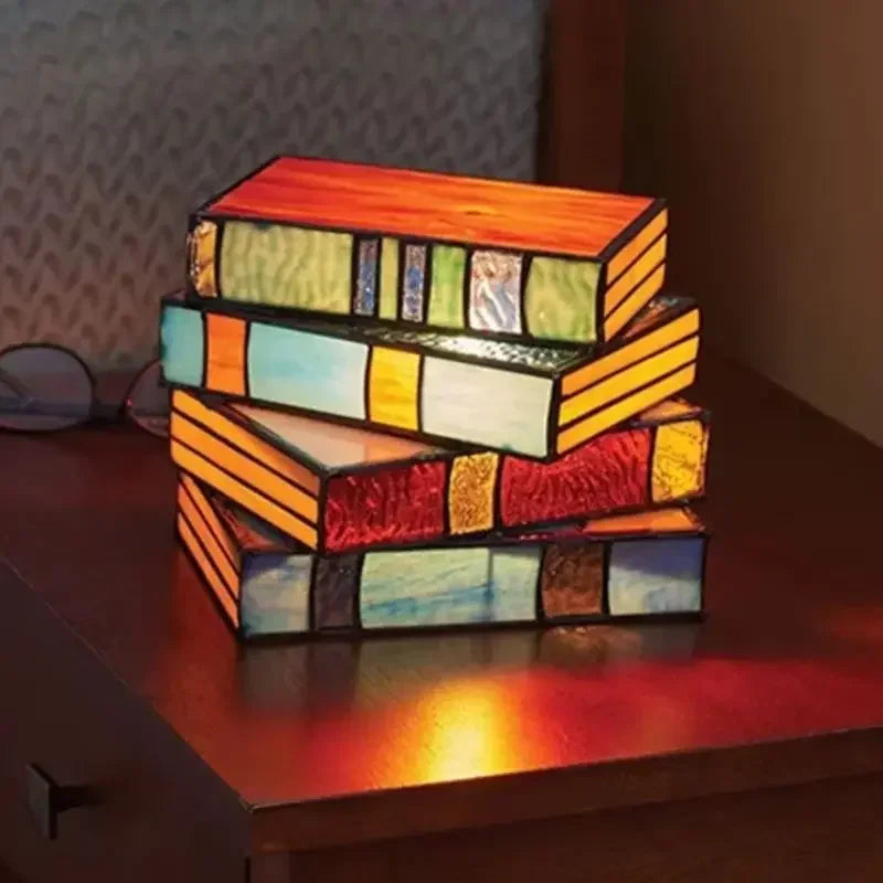 Lampe en vitrail de livres superposés