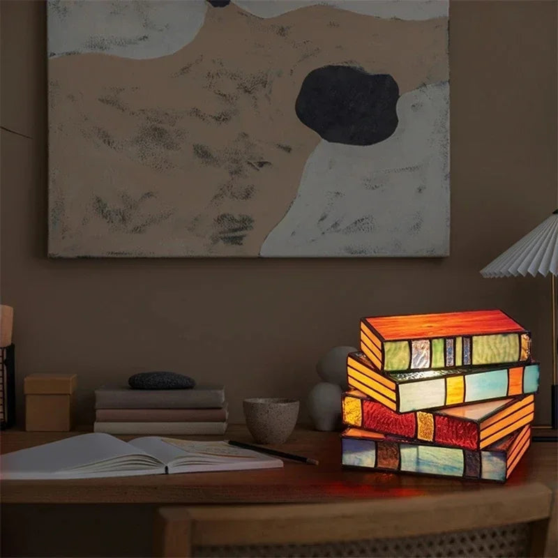 Lampe en vitrail de livres superposés