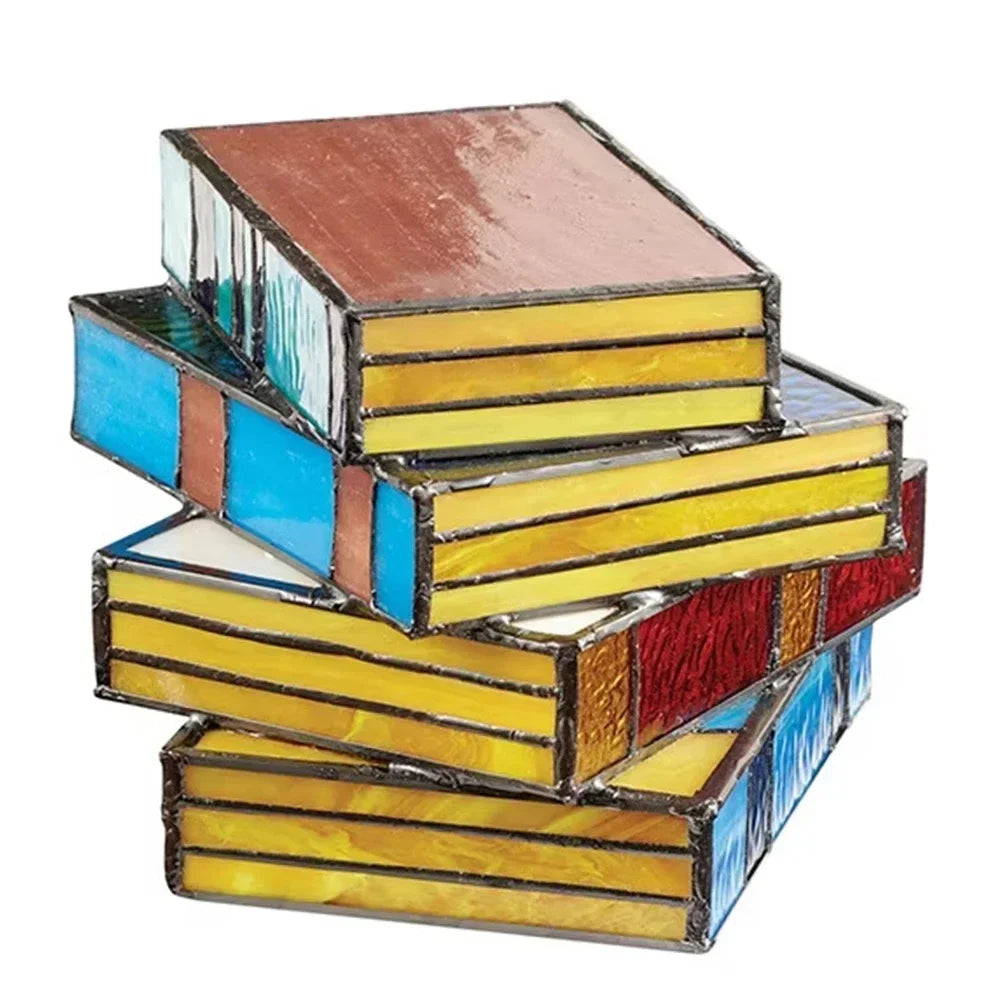 Lampe en vitrail de livres superposés