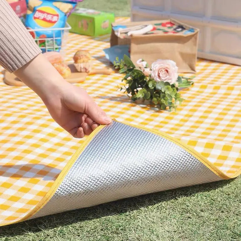 Tapis de Camping et Pique-Nique Vichy Jaune Pliable – Compacte, Imperméable et Facile à Transporter